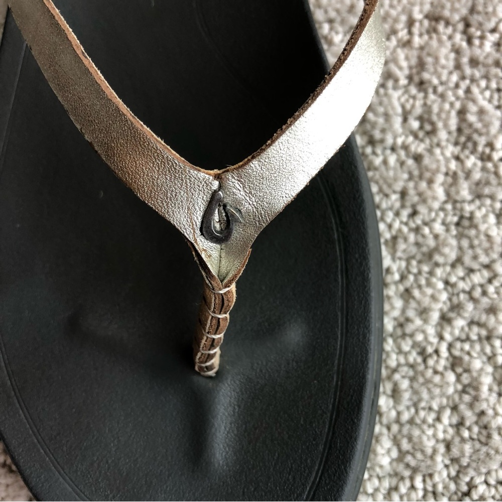 OluKai Ho’Opio Leather Silver Metallic Flip Flops - Picture 4 of 6